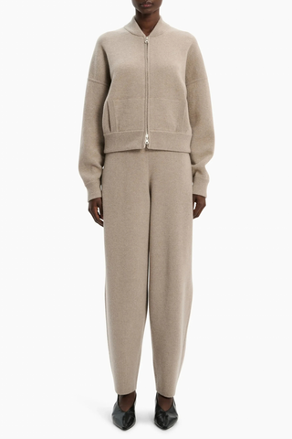 front profile model wearing Hayden Cashmere Barrel Shape Pant beige melange 100% cashmere
Milano stitch — a smooth, compact knit
Tapered leg
Elasticated waist
Clean, unfussy finish throughout