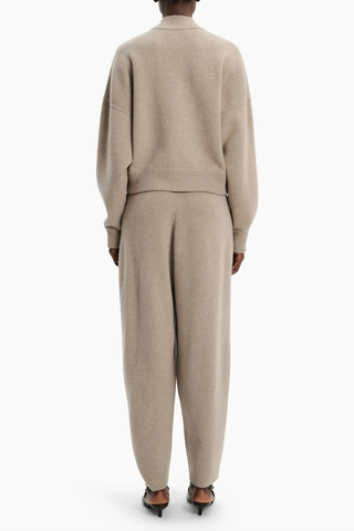 back profile model wearing Hayden Cashmere Barrel Shape Pant beige melange 100% cashmere
Milano stitch — a smooth, compact knit
Tapered leg
Elasticated waist
Clean, unfussy finish throughout