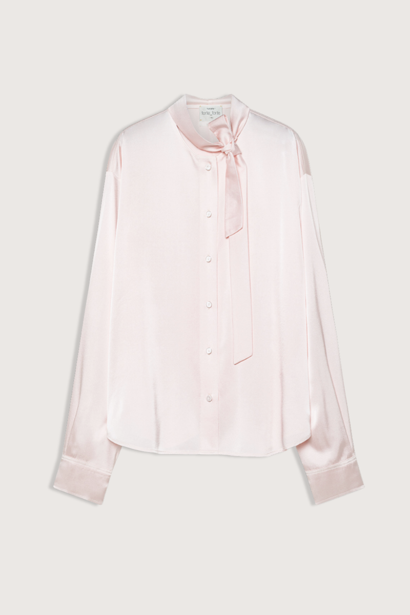 flat lay Heavy Stretch Bow Tie Shirt Cherry Blossom Bow–tie front
Stretch silk satin
Cropped shirt
Abundant shoulders
Oversize fit
