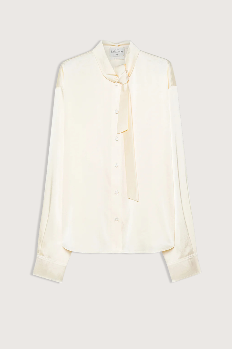 flat lay Heavy Stretch Bow Tie Shirt Ivory Bow–tie front
Stretch silk satin
Cropped shirt
Abundant shoulders
Oversize fit