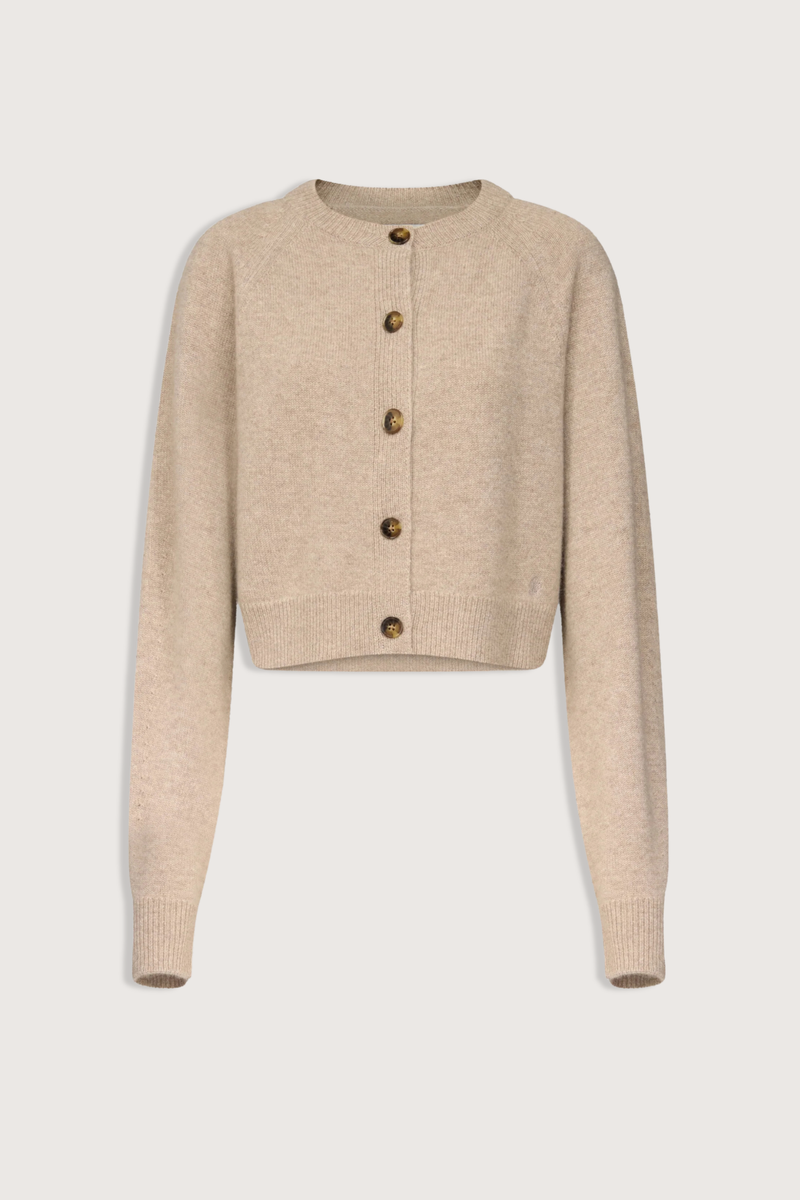 flat lay Heike Cropped Cardigan Beige Boxy
Cropped fit
Raglan shoulders
Crew neck
Ribbed details
100% Cashmere