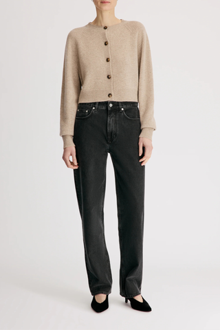 front profile model wearing Heike Cropped Cardigan Beige Boxy
Cropped fit
Raglan shoulders
Crew neck
Ribbed details
100% Cashmere