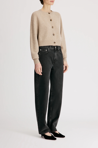 side profile model wearing Heike Cropped Cardigan Beige Boxy
Cropped fit
Raglan shoulders
Crew neck
Ribbed details
100% Cashmere