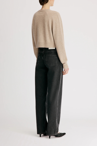 back profile model wearing Heike Cropped Cardigan Beige Boxy
Cropped fit
Raglan shoulders
Crew neck
Ribbed details
100% Cashmere