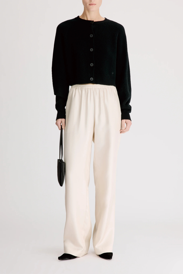 front profile model wearing  Heike Cropped Cardigan Black Boxy
Cropped fit
Raglan shoulders
Crew neck
Ribbed details
100% Cashmere