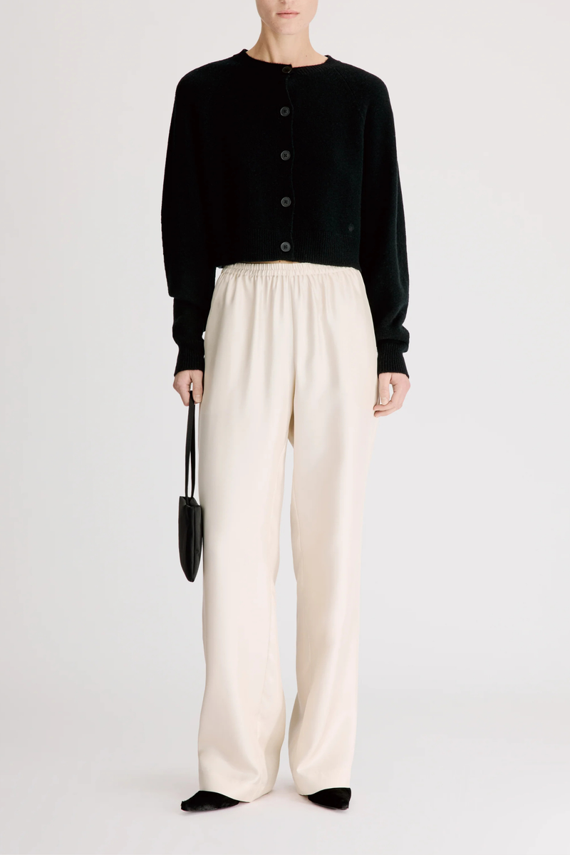 front profile model wearing  Heike Cropped Cardigan Black Boxy
Cropped fit
Raglan shoulders
Crew neck
Ribbed details
100% Cashmere