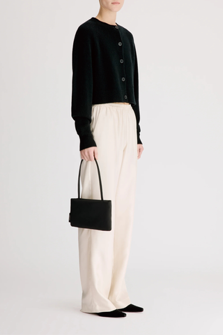 side profile model wearing  Heike Cropped Cardigan Black Boxy
Cropped fit
Raglan shoulders
Crew neck
Ribbed details
100% Cashmere