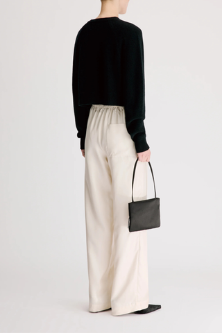 back profile model wearing  Heike Cropped Cardigan Black Boxy
Cropped fit
Raglan shoulders
Crew neck
Ribbed details
100% Cashmere