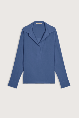 flat lay Helio Silk Long Sleeve Blouse encre blue V-neckline open at the front

Long sleeves

Buttoned cuffs.

Mother-of-pearl-effect buttons

100% silk