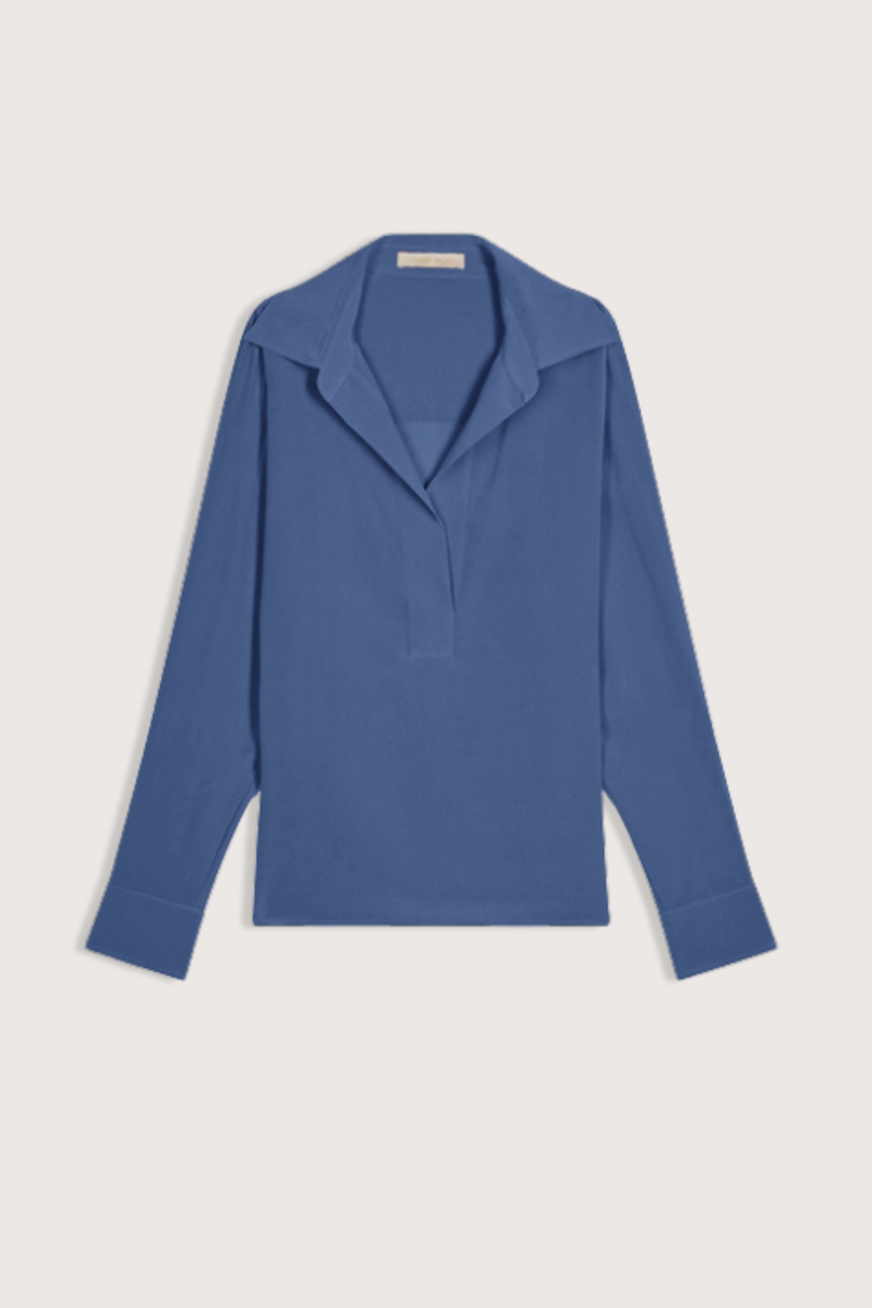 flat lay Helio Silk Long Sleeve Blouse encre blue V-neckline open at the front

Long sleeves

Buttoned cuffs.

Mother-of-pearl-effect buttons

100% silk