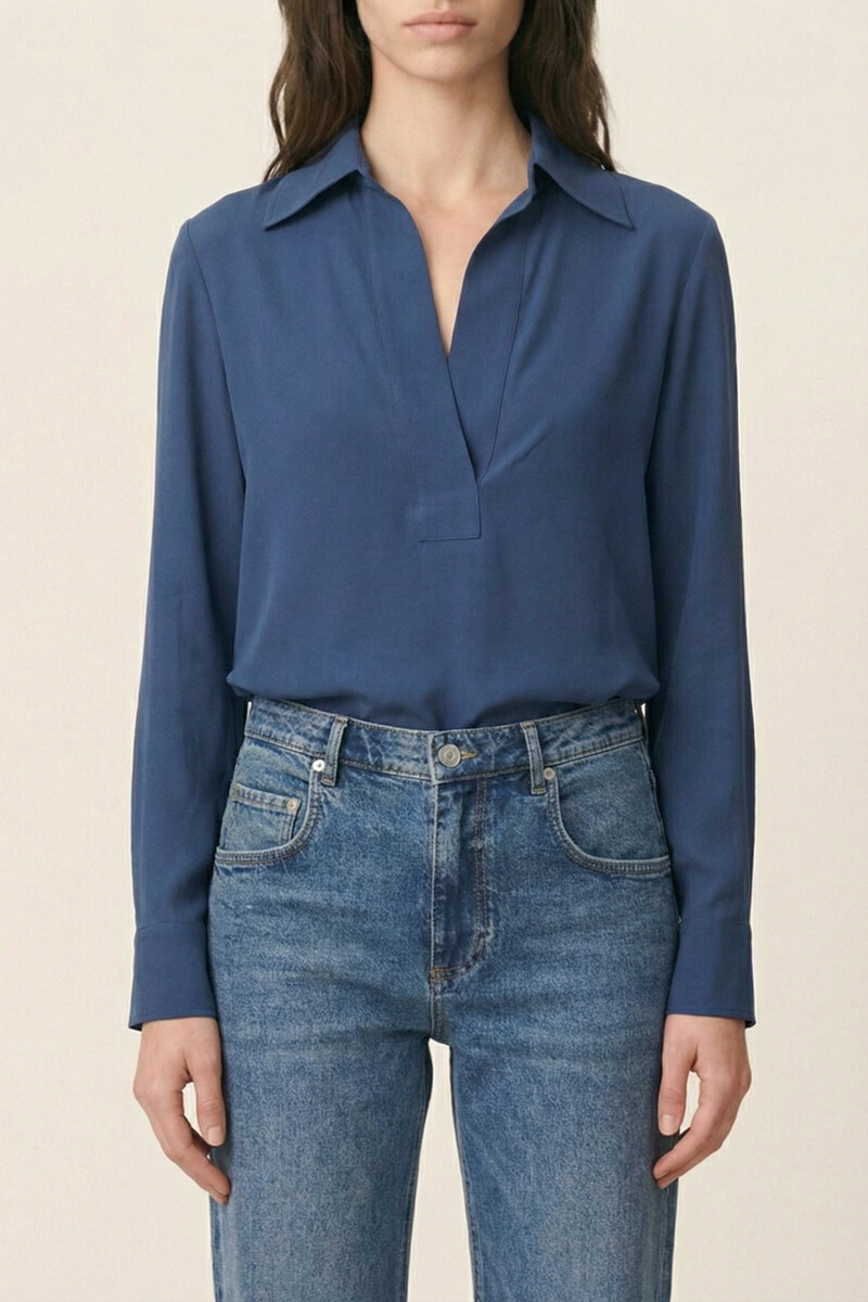 front profile model wearing Helio Silk Long Sleeve Blouse encre blue V-neckline open at the front

Long sleeves

Buttoned cuffs.

Mother-of-pearl-effect buttons

100% silk