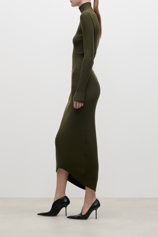 side profile model wearing High Neck Jumper marsh green High neck
Fine merino
Close fit
Elevated neckline
Fine Merino Rib
Victoria Beckham embroidered detail at back neck
88% Merino Wool 11% Polyamide 1% Elastane
