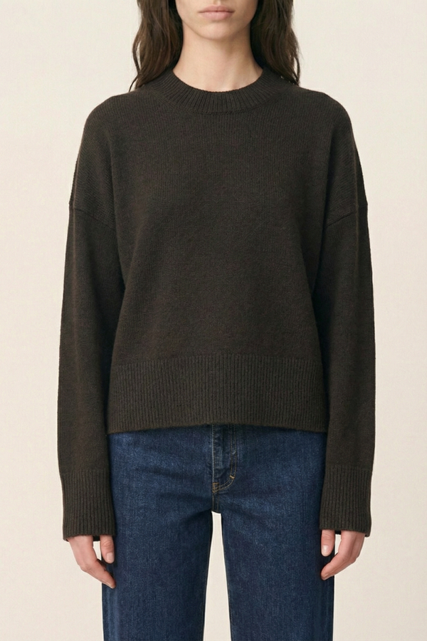 front profile model wearing Hinde Long Sleeve Crew Neck Sweater brown Straight, supple cut
Dropped shoulders
Pared-back line
Ribbed neckline, cuffs and hem
50% merino wool, 50% yak