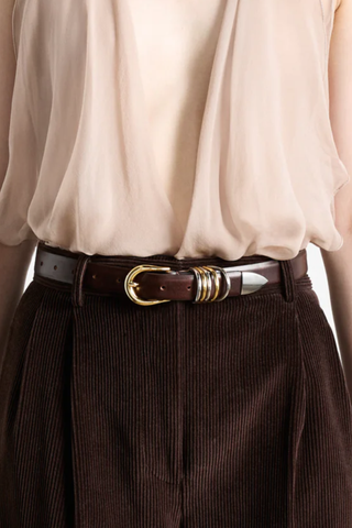 model wearing Hollyhock Belt Mixed Metal Brown 5 rings adornments with 10 holes
Extended strap length to accommodate a broader range of sizes
Meticulously crafted from Italian leather and silver and 24K gold hardware
Handcrafted in Italy
Features 10 holes for versatile sizing
24K Gold Plated and Silver Hardware
Genuine suede lining
1" Width