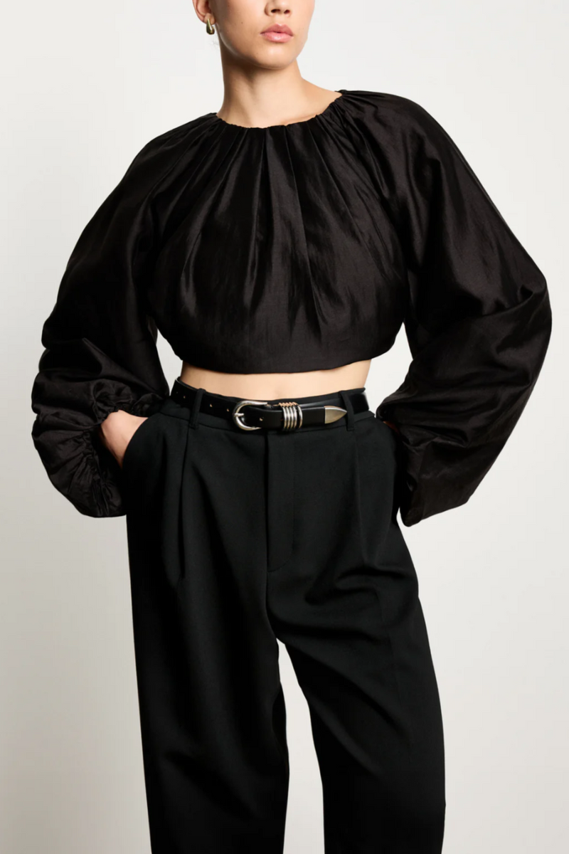 model wearing Hollyhock Silver 5-ring leather belt Black/Silver