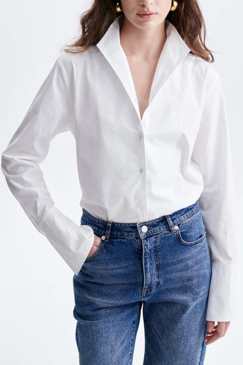 front profile model wearing Hugo Poplin Long Sleeve Shirt white Slightly oversized cut
Long sleeve
Open collar that stands up
100% cotton
Made in Tunisia