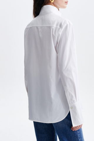 back profile model wearing Hugo Poplin Long Sleeve Shirt white Slightly oversized cut
Long sleeve
Open collar that stands up
100% cotton
Made in Tunisia