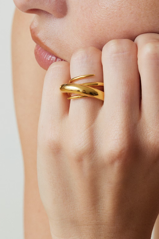 model wearing Hurly Burly Ring Vermeil 925 Silver covered with 18 carat gold (Vermeil 5 microns)