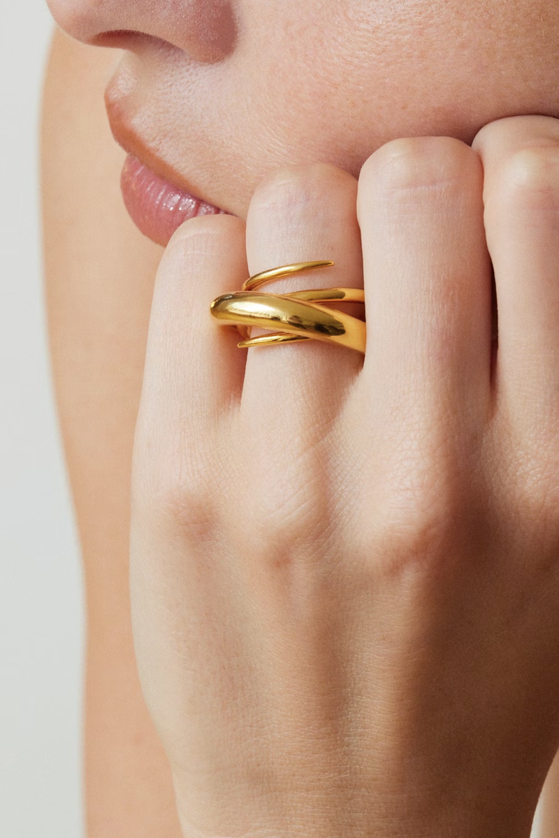 model wearing Hurly Burly Ring Vermeil 925 Silver covered with 18 carat gold (Vermeil 5 microns)