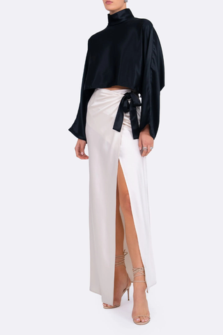 side profile model wearing  Ingrid Mock Neck Crop Top Black High neck
Clean hem design
Crop length
Flare sleeve
73% Acetate 27% Polyester