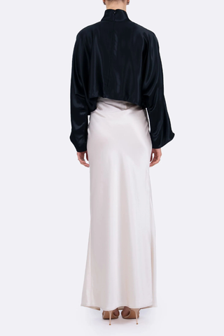 back profile model wearing  Ingrid Mock Neck Crop Top Black High neck
Clean hem design
Crop length
Flare sleeve
73% Acetate 27% Polyester
