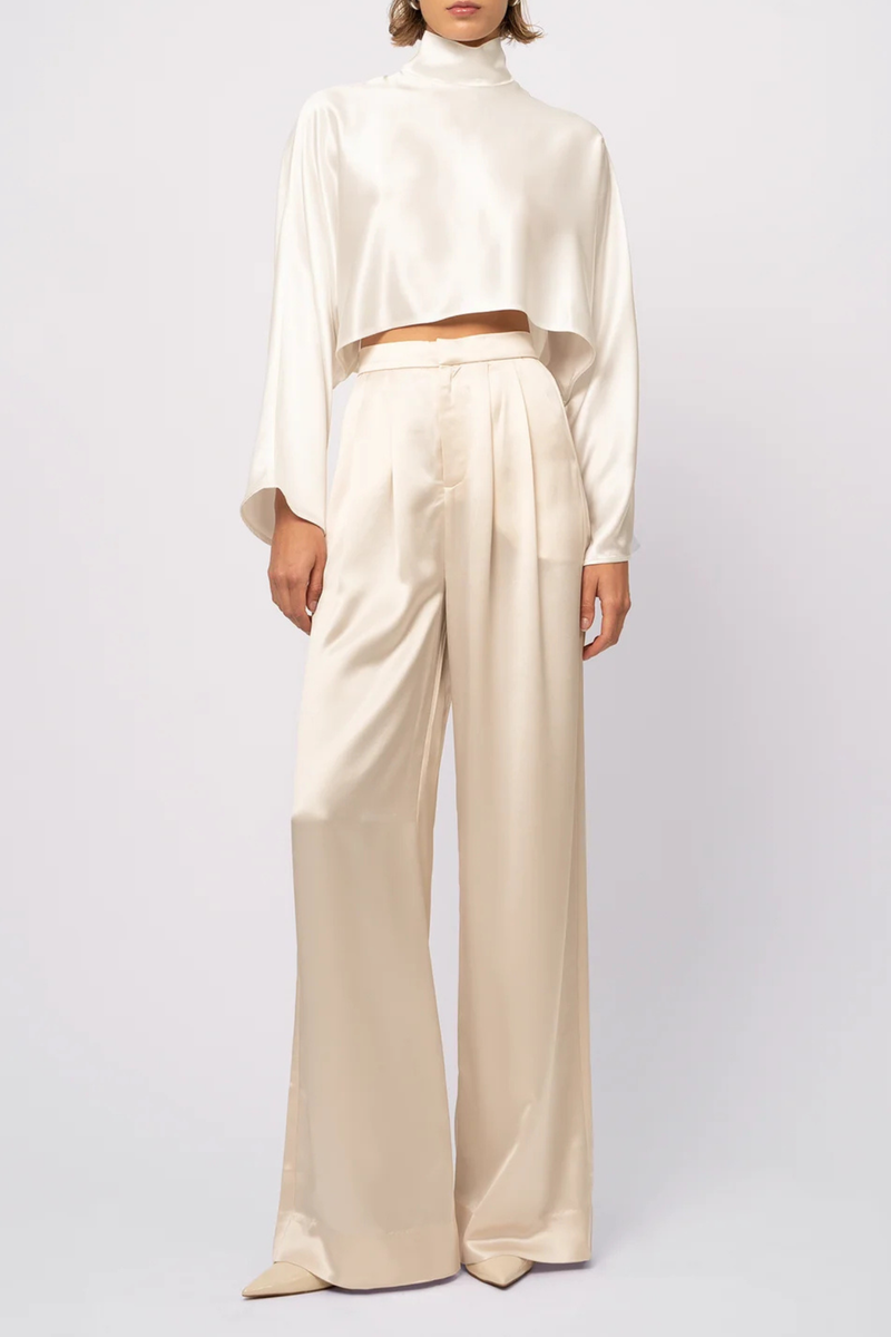 front profile model wearing  Ingrid Mock Neck Crop Top Champagne High neck
Clean hem design
Crop length
Flare sleeve
73% Acetate 27% Polyester