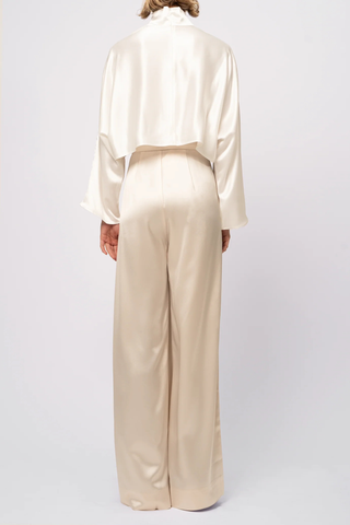 back profile model wearing  Ingrid Mock Neck Crop Top Champagne High neck
Clean hem design
Crop length
Flare sleeve
73% Acetate 27% Polyester