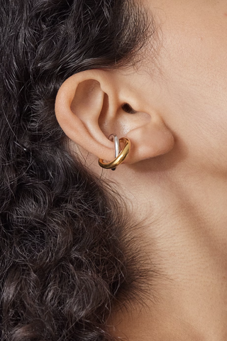 model wearing Initial Ear Cuff Vermeil / Silver 925 Silver covered with 18 carat gold (Vermeil 5 microns) Clip these intertwined hoops where the helix starts to curve up to the top of the ear.