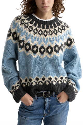 front profile model wearing  Isaline Fair Isle Sweater iceberg blue Long sleeve
Crewneck pullover
Chunky weight
Fair isle jaquard pattern
Relaxed fit
Regular body and sleeve length
Raglan armhole
Rib at hem, cuff and neck trim
100% Cashmere