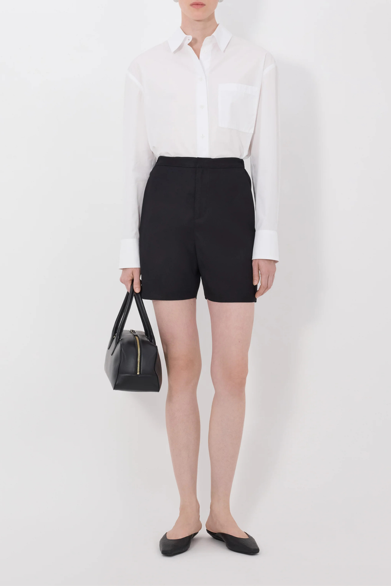 front profile model wearing Ivan Baggy Short Black Baggy fit
Hook-and-zipper fastening
Elasticated waistband on the back