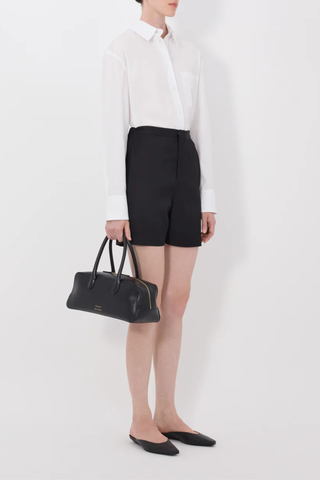 side profile model wearing Ivan Baggy Short Black Baggy fit
Hook-and-zipper fastening
Elasticated waistband on the back