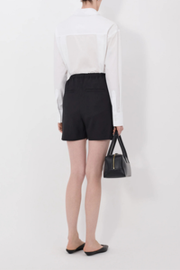 back profile model wearing Ivan Baggy Short Black Baggy fit
Hook-and-zipper fastening
Elasticated waistband on the back