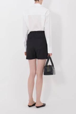 back profile model wearing Ivan Baggy Short Black Baggy fit
Hook-and-zipper fastening
Elasticated waistband on the back