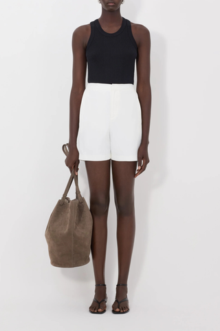 front profile model wearing Ivan Baggy Short Ivory Baggy fit
Hook-and-zipper fastening
Elasticated waistband on the back 