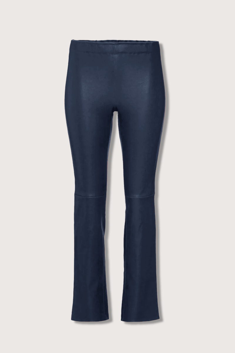 flat lay JP Twenty Washable Leather Pant Dusk blue Slim fit to the knee
Flared hem bottom legs
Elastic mid-rise waist
Back yoke
Color: Dusk = Navy
100% Stretch lambskin