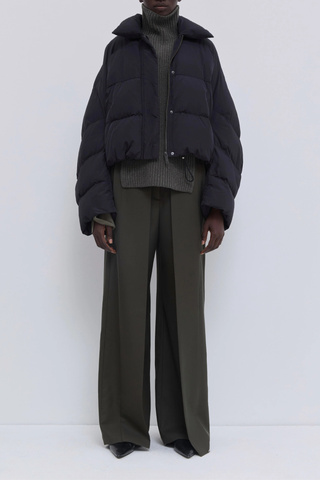 front profile model wearing Jani Puffer Jacket Black Cropped signature down jacket
Soft water-repellent nylon
Oversized silhouette
Voluminous sleeves
Statement collar
Concealed snap buttons
Zip closure
Adjustable drawcord hem
100% Nylon