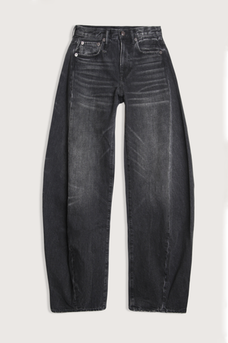 flat lay Jannie Barrel Jeans brixton black wash
Two darts at each back leg
Curved center seam
Mild wear pattern