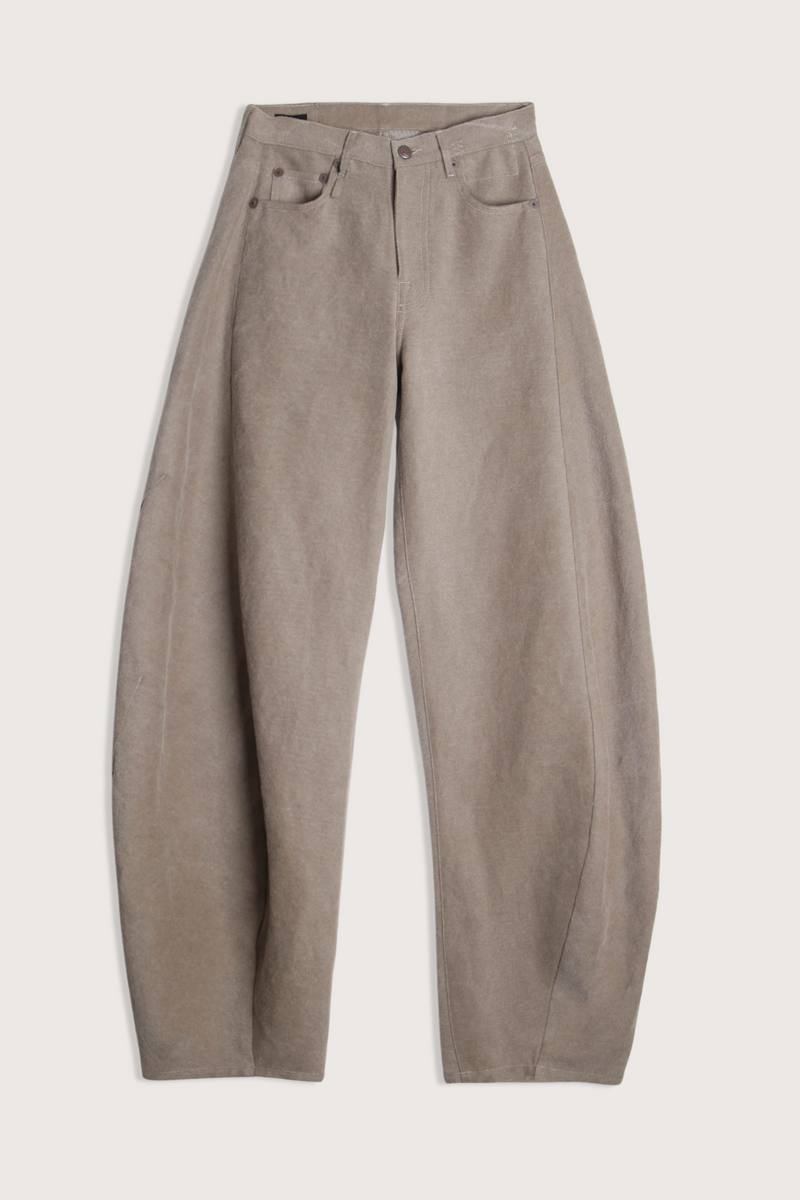 flat lay Janine Barrel Jean Stone Grey italian washed twill
Barrel fit jean
Two darts at each back leg
Curved center seam