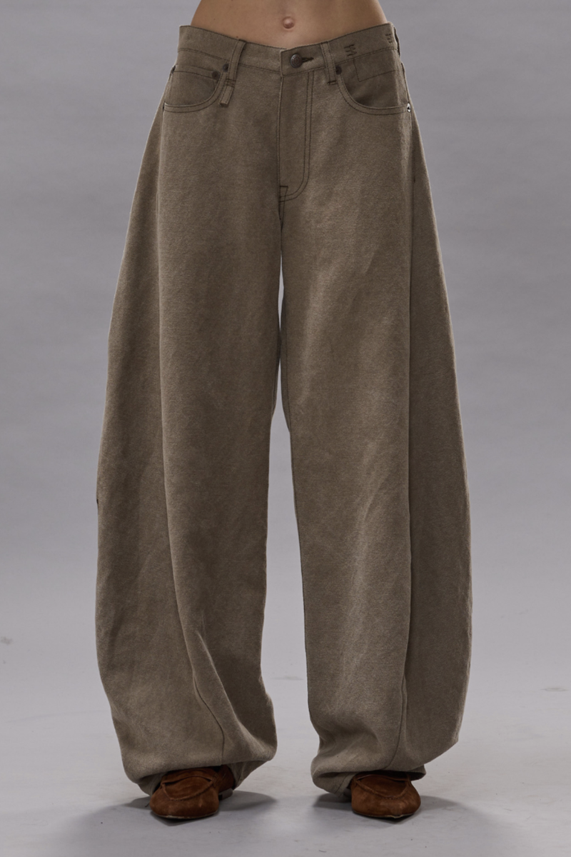 front profile model wearing Janine Barrel Jean Stone Grey italian washed twill
Barrel fit jean
Two darts at each back leg
Curved center seam