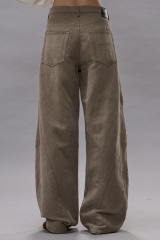 back profile model wearing Janine Barrel Jean Stone Grey italian washed twill
Barrel fit jean
Two darts at each back leg
Curved center seam