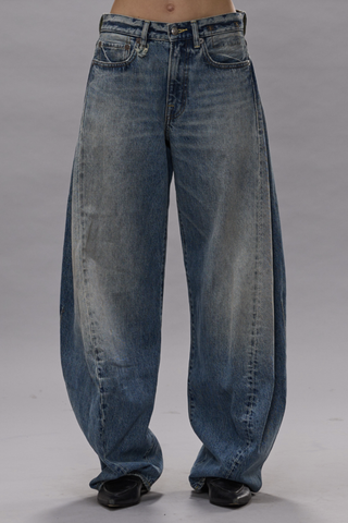 front profile model wearing Janine Barrel Jean Wilted Blue Two darts at each back leg
Curved center seam
Japanese Denim (100% Cotton).13.5 oz
Medium wash
Mild wear pattern