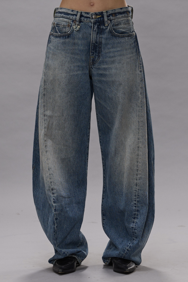 front profile model wearing Janine Barrel Jean Wilted Blue Two darts at each back leg
Curved center seam
Japanese Denim (100% Cotton).13.5 oz
Medium wash
Mild wear pattern