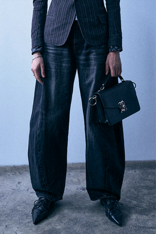 front profile model wearing Jannie Barrel Jeans brixton black wash
Two darts at each back leg
Curved center seam
Mild wear pattern