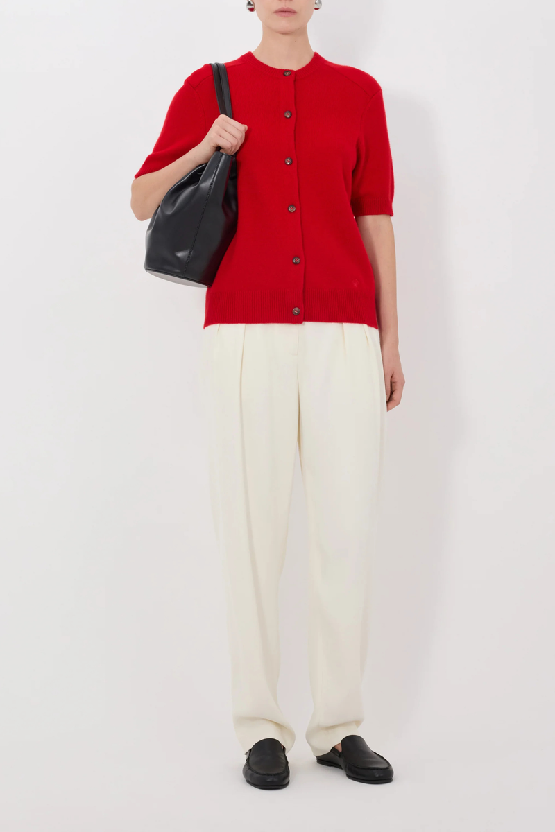 front profile model wearing Jodi Short Sleeve Cardigan Cashmere red 100% Cashmere
sStraight fit
Short sleeves
Buttoned front opening
Crew neck