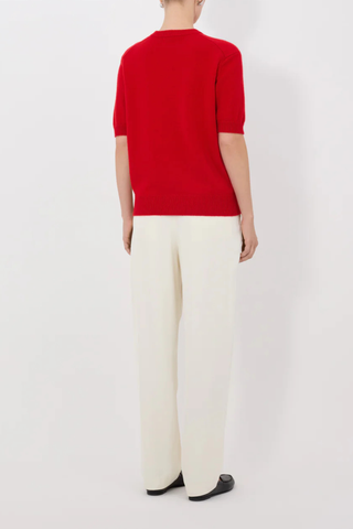 back profile model wearing Jodi Short Sleeve Cardigan Cashmere red 100% Cashmere
sStraight fit
Short sleeves
Buttoned front opening
Crew neck