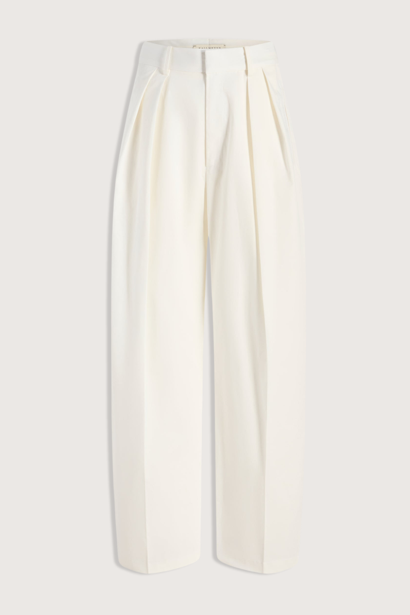 flat lay Joel Pleated Starched Poplin Trouser ivory cotton Relaxed-fit
Pleated trouser
Starched poplin
Wide leg
Impeccably tailored
Mid-high rise trouser
Elongating double pleated crease front leg
Side seam pockets
Two back welt pockets
Wide looped waistband