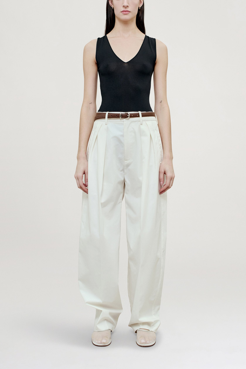 front profile model wearing Joel Pleated Starched Poplin Trouser ivory cotton Relaxed-fit
Pleated trouser
Starched poplin
Wide leg
Impeccably tailored
Mid-high rise trouser
Elongating double pleated crease front leg
Side seam pockets
Two back welt pockets
Wide looped waistband