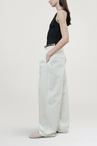 side profile model wearing Joel Pleated Starched Poplin Trouser ivory cotton Relaxed-fit
Pleated trouser
Starched poplin
Wide leg
Impeccably tailored
Mid-high rise trouser
Elongating double pleated crease front leg
Side seam pockets
Two back welt pockets
Wide looped waistband