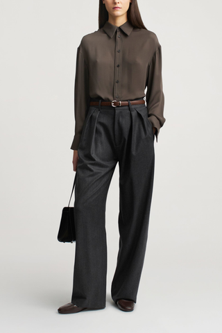 front profile model wearing Joel Pleated Trouser graphite grey Relaxed-fit
Pleated trouser
Wool flannel
Wide leg
Tailored mid-high rise
Elongating double pleated crease front leg
Side seam pockets
Two back welt pockets
Wide looped waistband
97% Virgin Wool / 3% Elastane | Lining: 100% Viscose