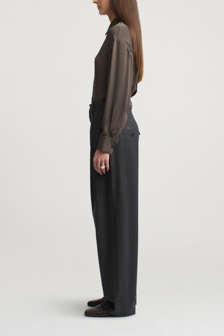 side profile model wearing Joel Pleated Trouser graphite grey Relaxed-fit
Pleated trouser
Wool flannel
Wide leg
Tailored mid-high rise
Elongating double pleated crease front leg
Side seam pockets
Two back welt pockets
Wide looped waistband
97% Virgin Wool / 3% Elastane | Lining: 100% Viscose